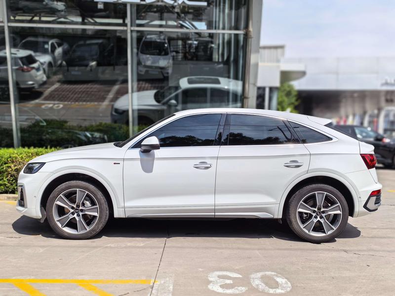 Audi Q5L Sportback, 2022 — фото 3 из 12