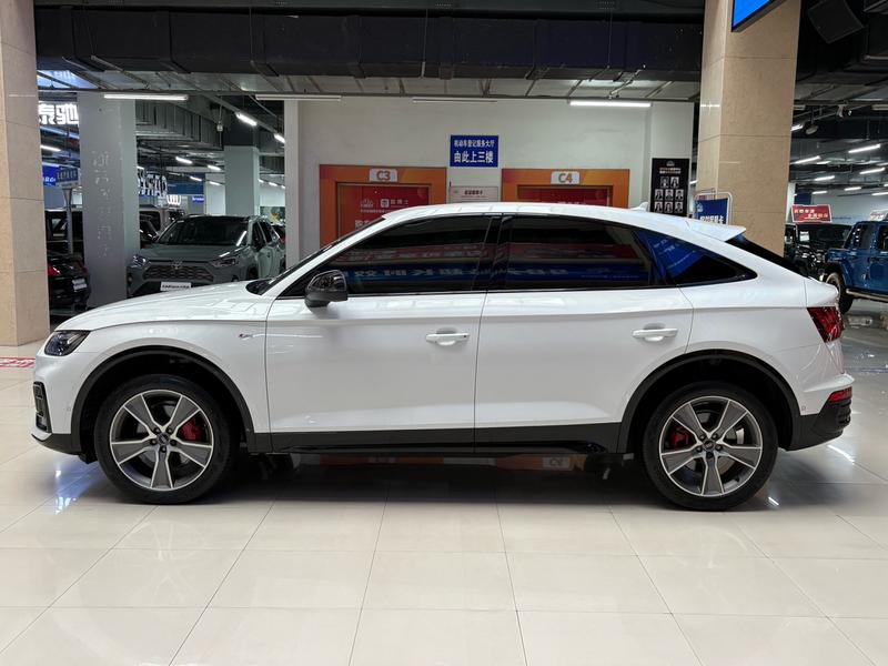 Audi Q5L Sportback, 2024 — фото 3 из 12