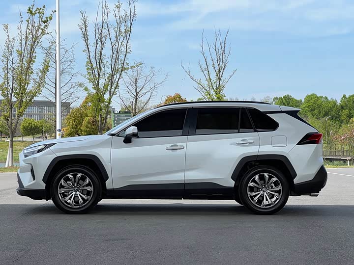 Toyota RAV4, 2024 — фото 4 из 9