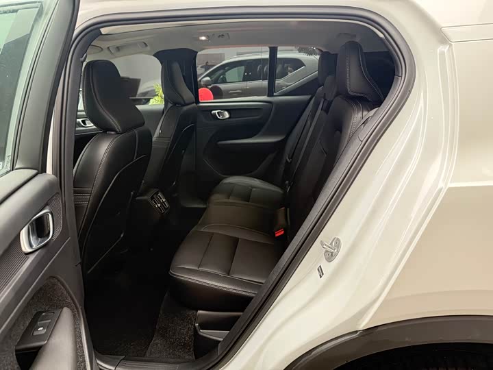 Volvo XC40, 2025 — фото 7 из 9