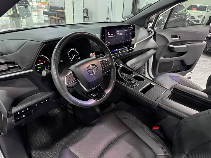 Toyota Sienna, 2023 — фото 4 из 9