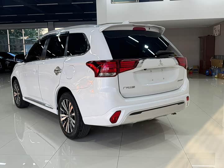 Mitsubishi Outlander, 2022 — фото 4 из 9