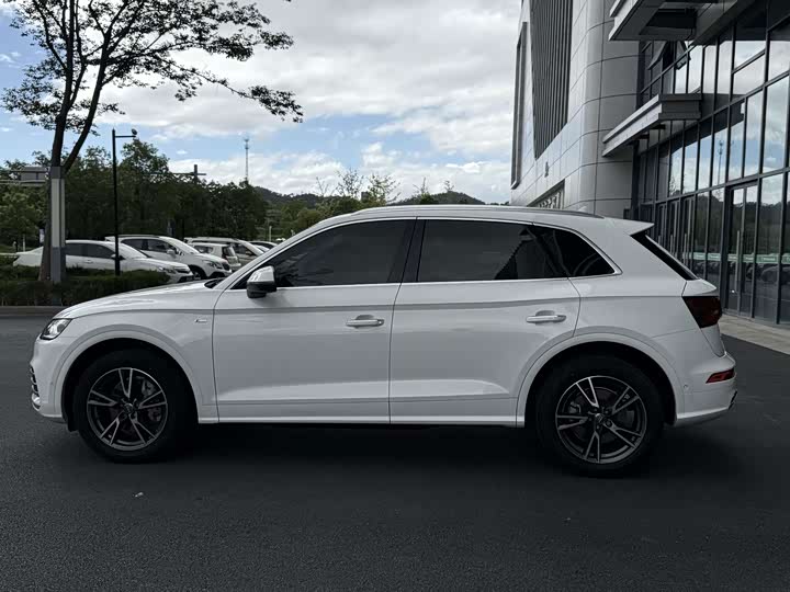 Audi Q5L, 2022 — фото 8 из 9