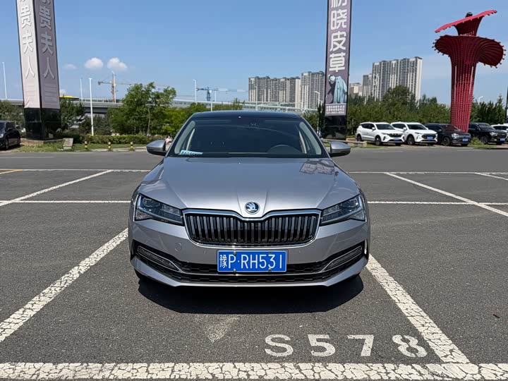 Skoda Superb, 2023 — фото 2 из 9