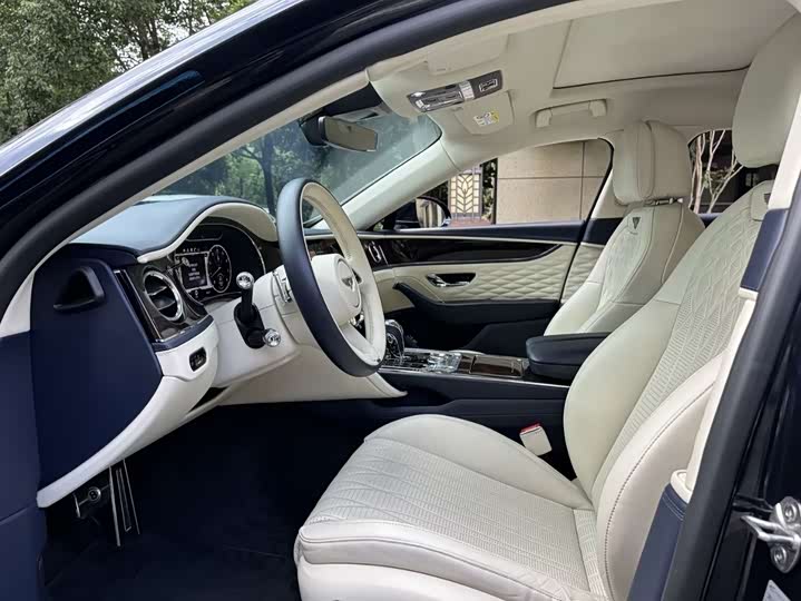 Bentley Flying Spur, 2022 — фото 5 из 9