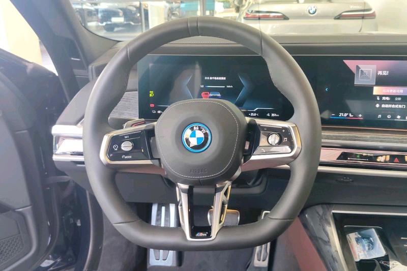 BMW i7, 2025 — фото 8 из 11