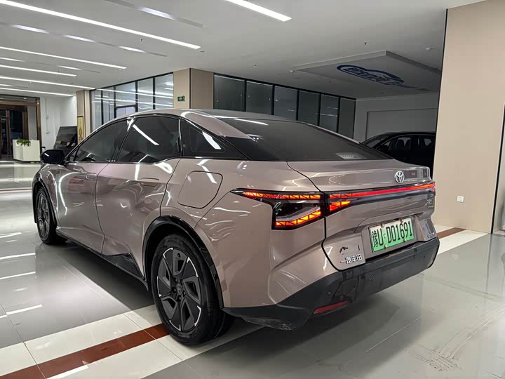 Toyota bZ3, 2023 — фото 7 из 9
