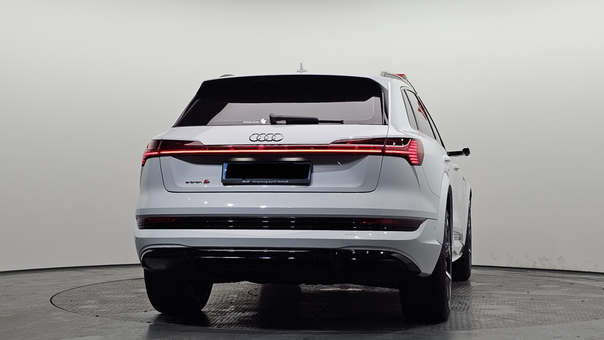Audi e-tron, 2022 — фото 4 из 12