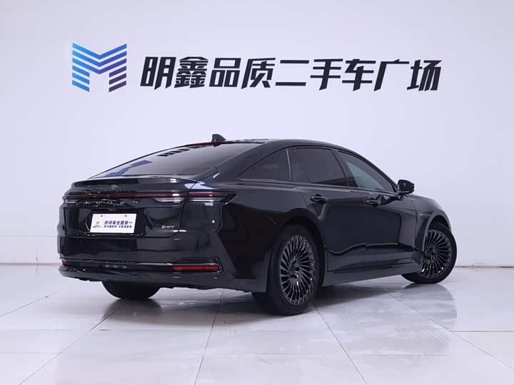 Toyota Crown Sedan, 2025 — фото 7 из 9