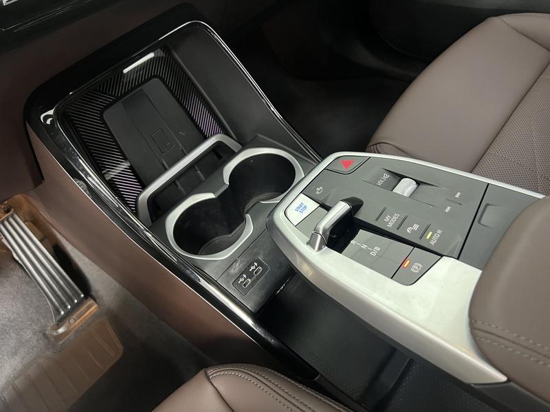 BMW iX1, 2023 — фото 9 из 12