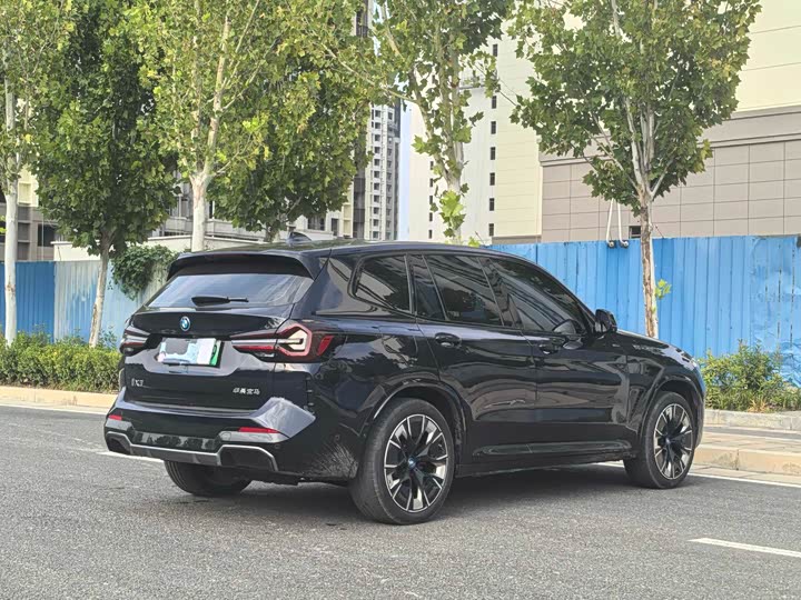 BMW iX3, 2024 — фото 7 из 9