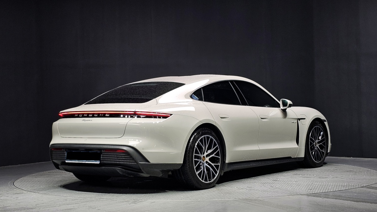 Porsche Taycan, 2023 — фото 2 из 12