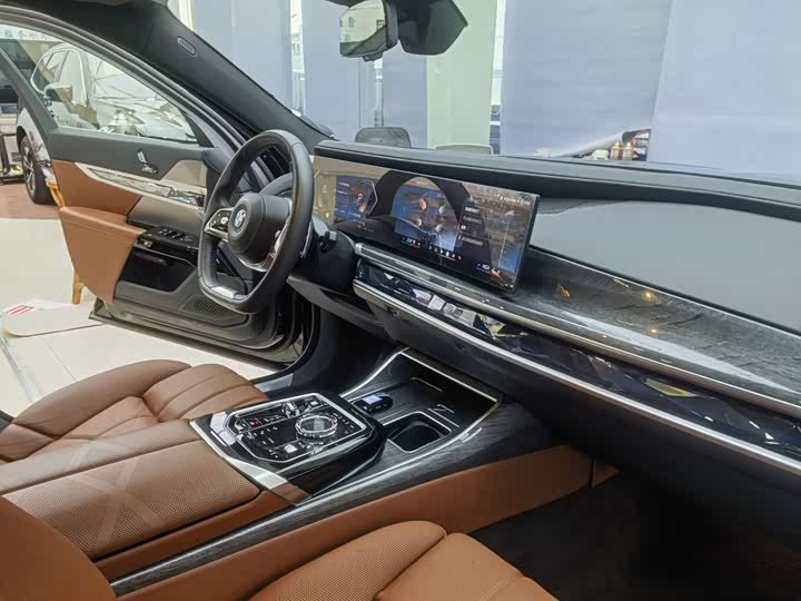 BMW 7 Series, 2025 — фото 8 из 9