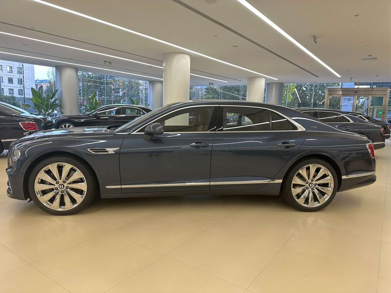 Bentley Flying Spur, 2025 — фото 3 из 8