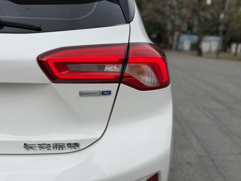 Ford Focus, 2022 — фото 9 из 12