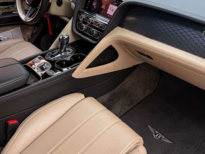 Bentley Bentayga Hybrid, 2021 — фото 8 из 9