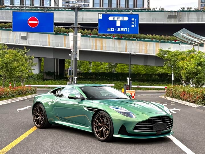 Aston Martin DB12, 2024 — фото 2 из 9