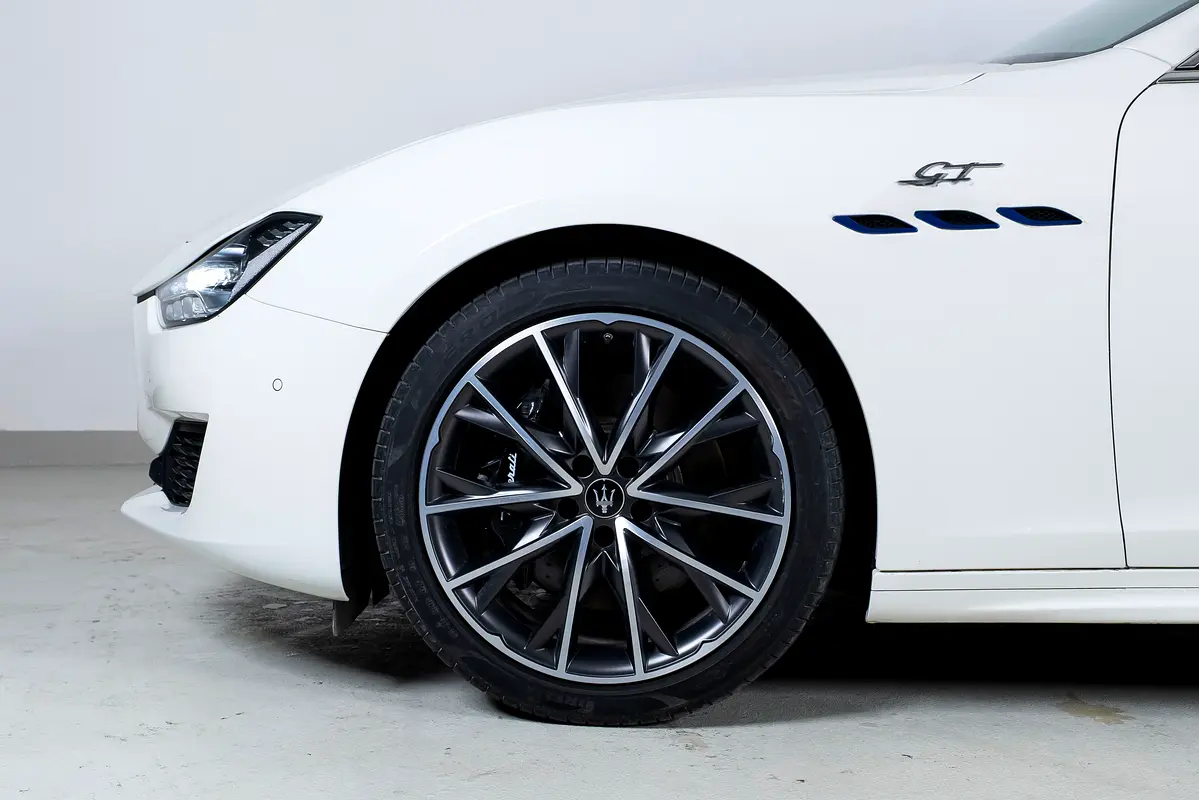 Maserati Ghibli, 2023 — фото 5 из 8
