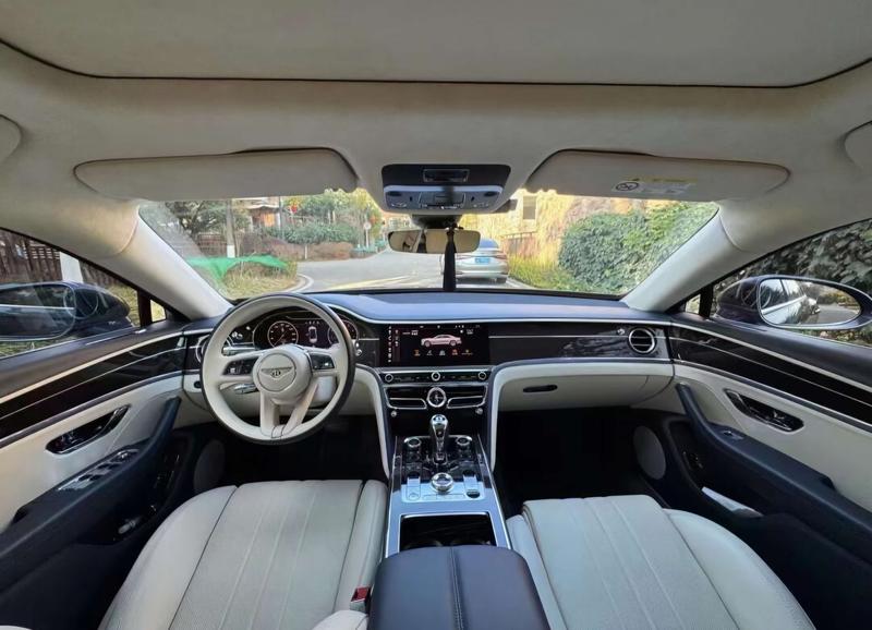 Bentley Flying Spur, 2022 — фото 6 из 9