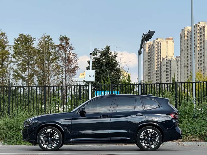 BMW iX3, 2023 — фото 2 из 9
