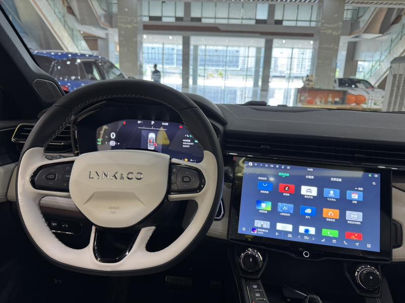 Lynk & Co 01 EM-P Hybrid, 2022 — фото 9 из 12