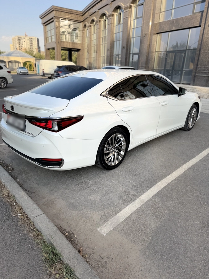 Lexus ES, 2023 — фото 5 из 8