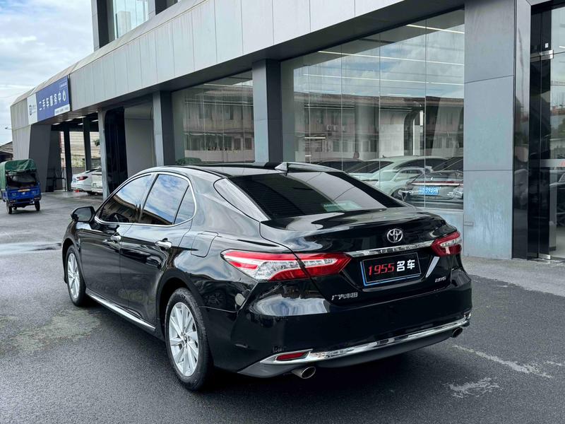 Toyota Camry, 2023 — фото 4 из 10
