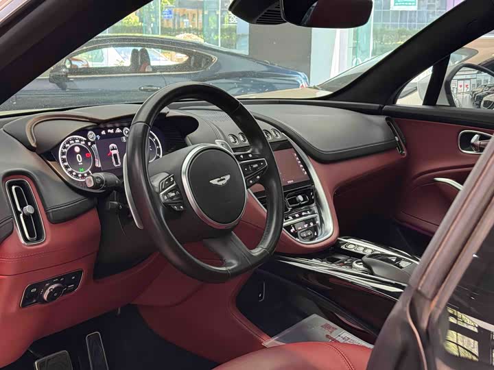 Aston Martin DBX, 2022 — фото 7 из 9