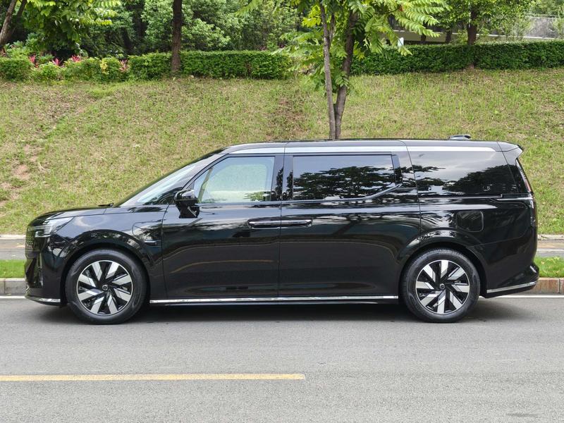 Volvo EM90, 2024 — фото 3 из 10