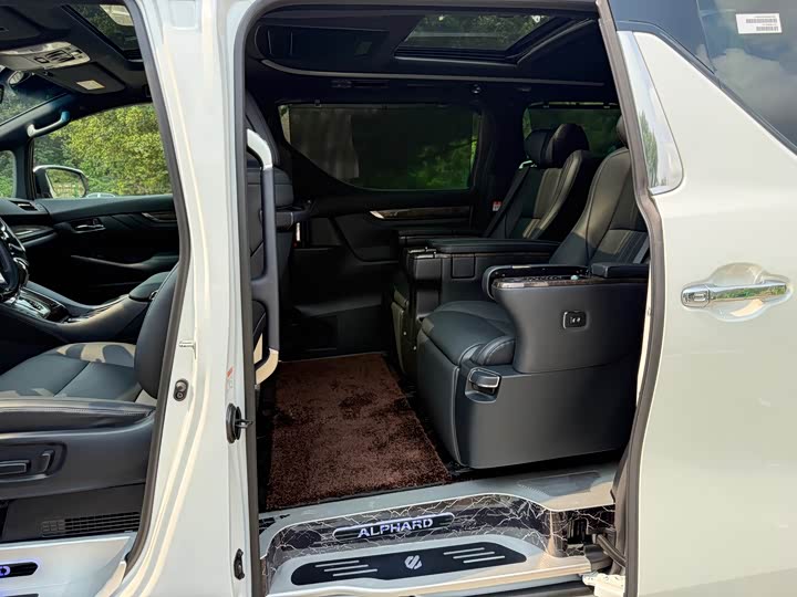 Toyota Alphard, 2023 — фото 7 из 9