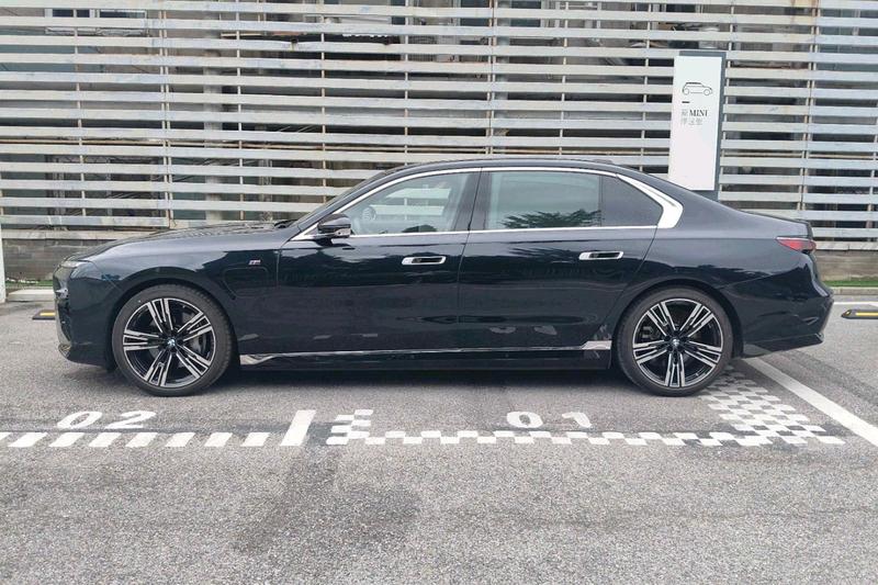 BMW i7, 2025 — фото 3 из 10