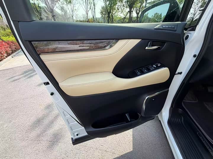 Toyota Alphard, 2023 — фото 8 из 9