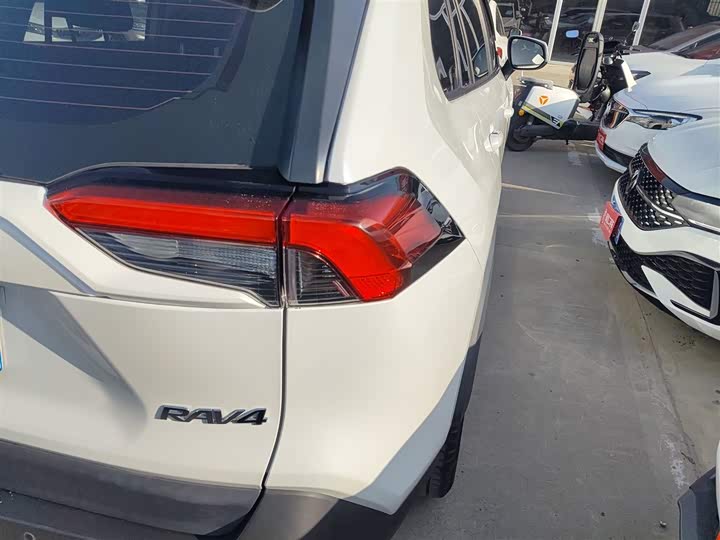 Toyota RAV4, 2023 — фото 8 из 9