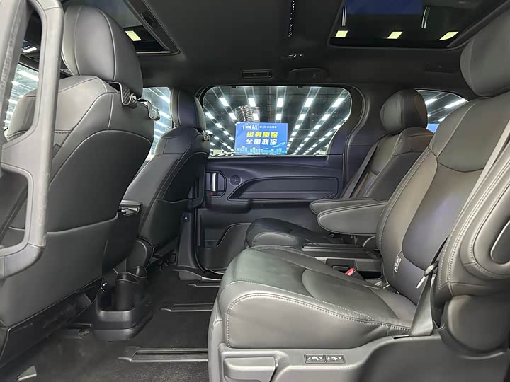 Toyota Sienna, 2022 — фото 8 из 9