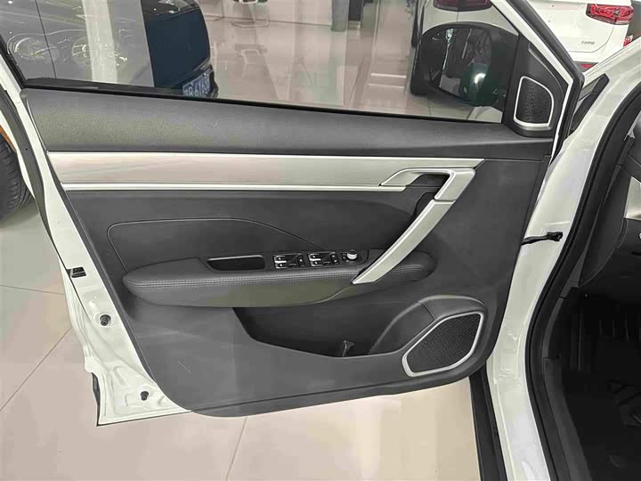 Geely Coolray, 2025 — фото 7 из 9