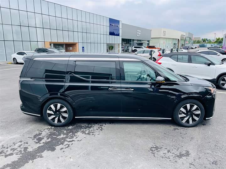 Volvo EM90, 2024 — фото 7 из 9