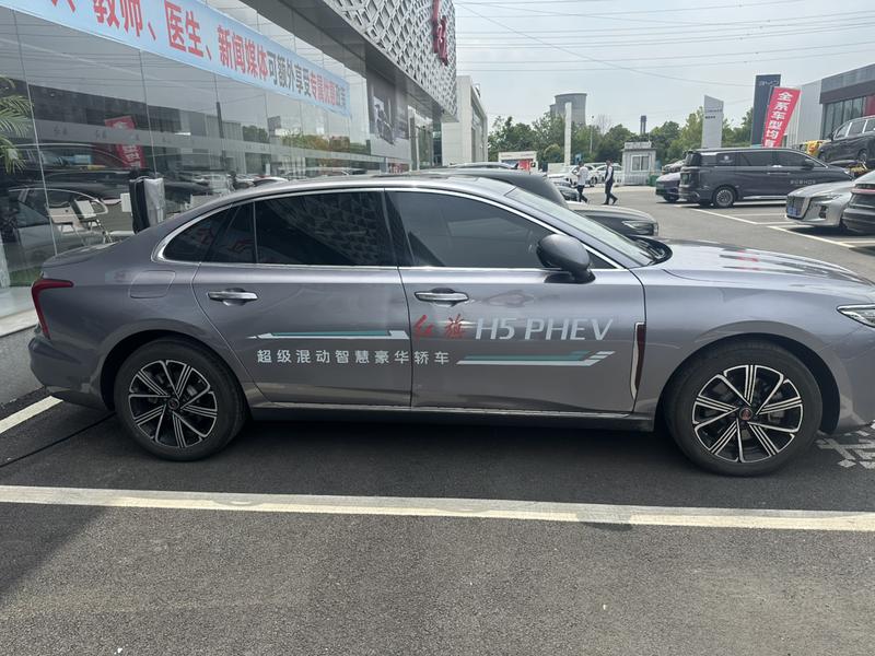 Hongqi H5 Hybrid, 2025 — фото 7 из 11