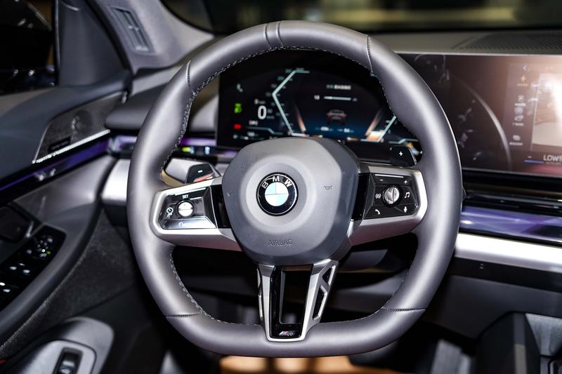 BMW 5 Series, 2025 — фото 8 из 12