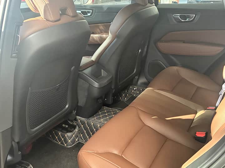 Volvo XC60, 2023 — фото 6 из 9