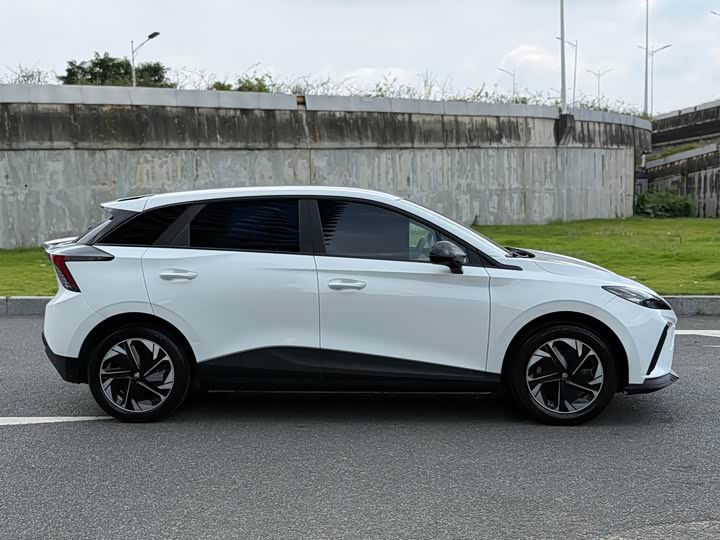 MG Motor 4 EV, 2023 — фото 7 из 9