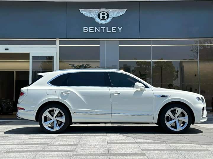 Bentley Bentayga, 2023 — фото 3 из 9