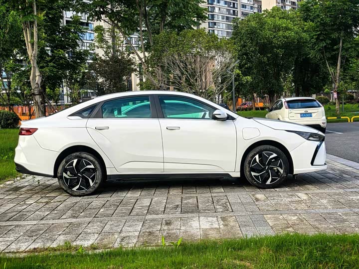 Geely Geometry G6, 2023 — фото 4 из 9