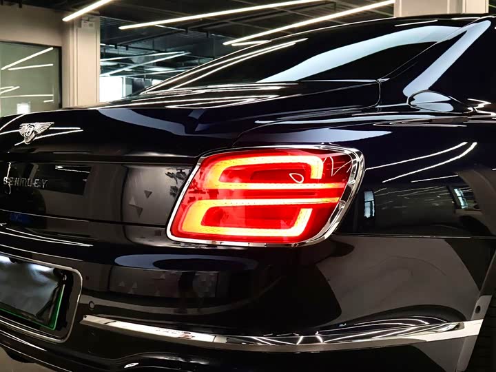 Bentley Flying Spur Hybrid, 2022 — фото 5 из 9