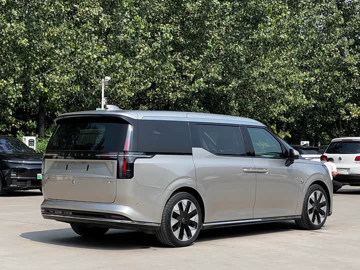 Volvo EM90, 2023 — фото 5 из 9