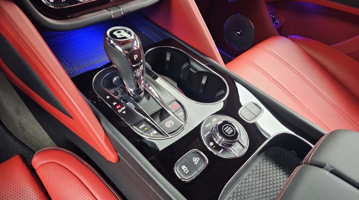 Bentley Bentayga, 2023 — фото 8 из 12