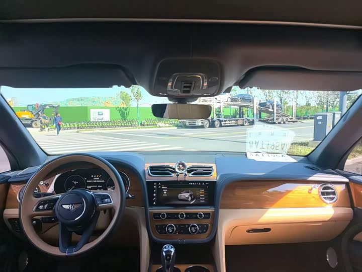 Bentley Bentayga, 2023 — фото 7 из 9