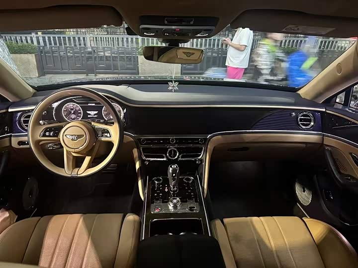 Bentley Flying Spur, 2022 — фото 8 из 9