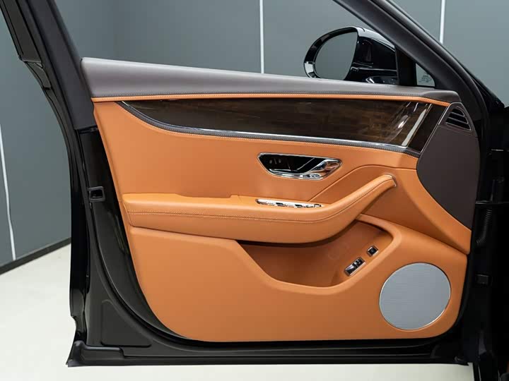 Bentley Flying Spur, 2022 — фото 6 из 9