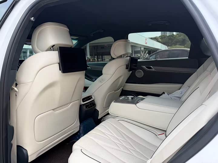 Genesis G80 EV, 2023 — фото 6 из 9
