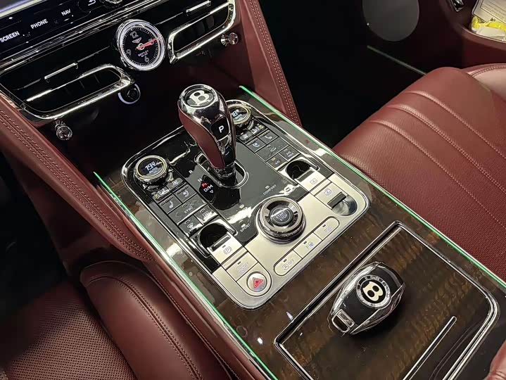 Bentley Flying Spur, 2022 — фото 8 из 9